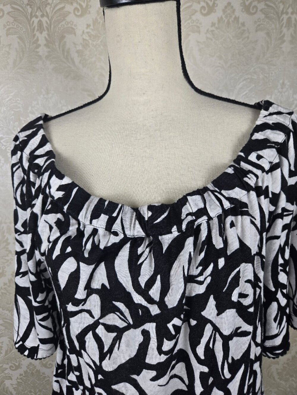 Chico's Size 1 (US Medium) Black White Blouse Leaf Print 100% Linen Elastic Neck - Picture 2 of 12